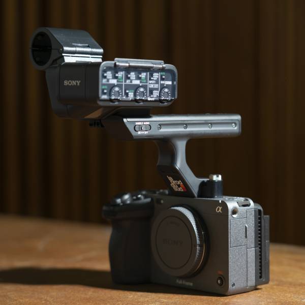 Sony FX3 Caméra Location Marseille La Prod Du Sud Rental Cinema Vidéo Studio Production Audiovisuel Louer Optique Coworking Production Le panier Location par jour Kit location Location camera simple Film Production exécutive