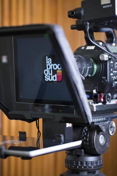 Location prompteur prompter téléprompteur télé tv tvprompter data vidéo cinéma interview la prod du sud texte audiovisuel plateau set rental rent marseille